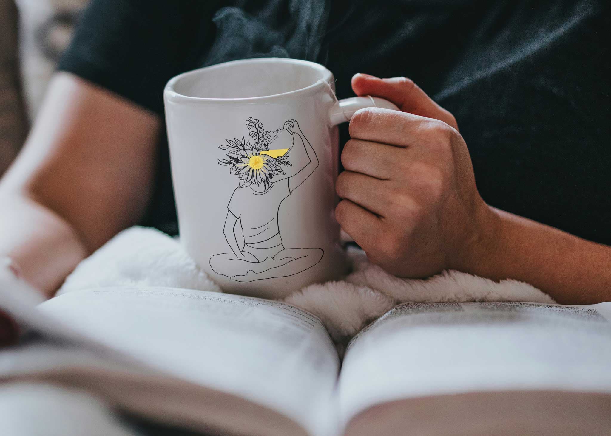 Eine Tasse aus dem Online-Shop der Seelenhaus-Methode, verziert mit einer der maßgeschneiderten Illustrationen. Das Design unterstreicht die Feinheit und den ganzheitlichen Ansatz der Marke, wodurch alltägliche Gegenstände wie Tassen zu einem Teil der Markenidentität werden.