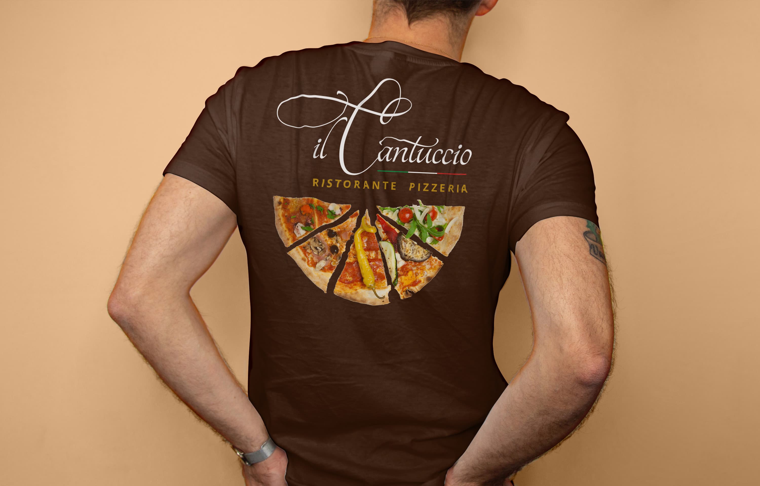 Ein verspieltes Mitarbeiter-T-Shirt mit dem Il Cantuccio-Logo und leckeren Pizzasstücken, das der Marke Persönlichkeit verleiht.